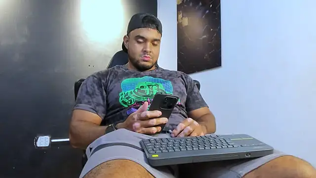 Snapshot of Big_furry_bear13 chatting on May 15, 6:31 am Big furry bear13 online show from May 15, 6:31 am