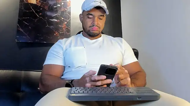 Snapshot of Big_furry_bear13 chatting on June 11, 6:33 am Big furry bear13 online show from June 11, 6:33 am