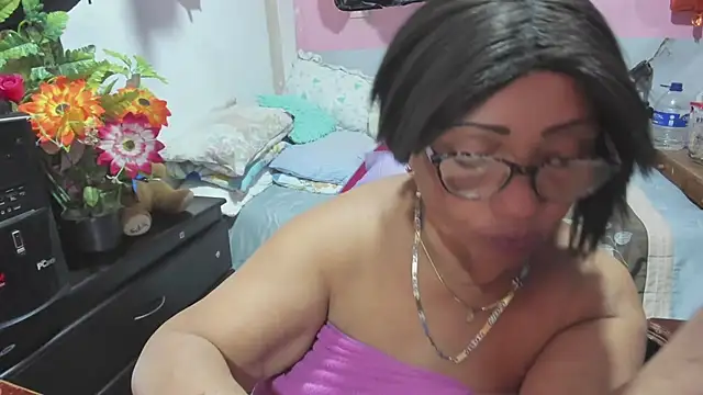 Snapshot of Mrs_mommy_ chatting on July 5, 4:19 am Mrs mommy online show from July 5, 4:19 am