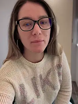 Snapshot of HotXMom chatting on January 6, 4:26 am HotXMom online show from January 6, 4:26 am