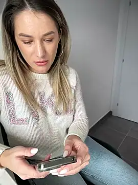 Snapshot of HotXMom chatting on January 6, 10:35 am HotXMom online show from January 6, 10:35 am