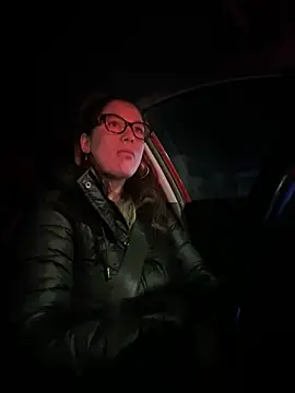 Snapshot of HotXMom chatting on January 8, 4:12 am HotXMom online show from January 8, 4:12 am