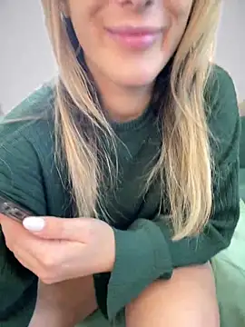 Snapshot of HotXMom chatting on January 8, 10:15 am HotXMom online show from January 8, 10:15 am