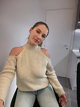 Snapshot of HotXMom chatting on January 11, 4:46 pm HotXMom online show from January 11, 4:46 pm