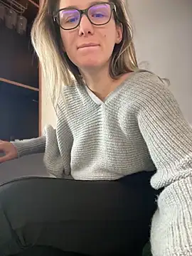 Snapshot of HotXMom chatting on January 13, 10:36 am HotXMom online show from January 13, 10:36 am