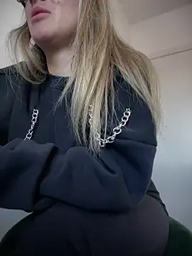 Snapshot of HotXMom chatting on January 15, 7:37 am HotXMom online show from January 15, 7:37 am