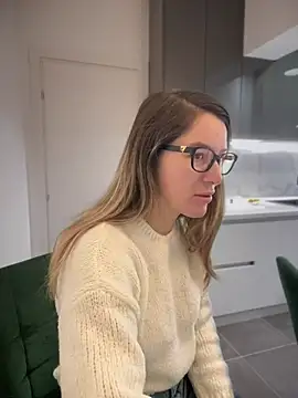 Snapshot of HotXMom chatting on January 16, 4:38 am HotXMom online show from January 16, 4:38 am