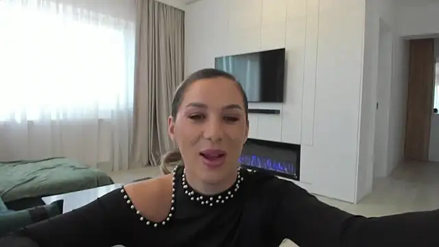 Snapshot of HotXMom chatting on January 18, 7:49 am HotXMom online show from January 18, 7:49 am