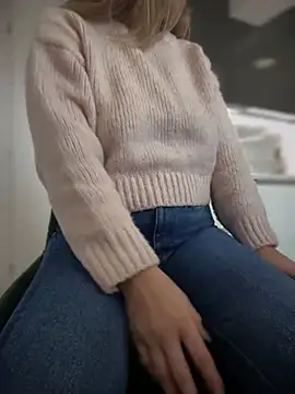 Snapshot of HotXMom chatting on January 23, 7:54 am HotXMom online show from January 23, 7:54 am