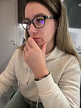 Snapshot of HotXMom chatting on January 24, 4:27 am HotXMom online show from January 24, 4:27 am