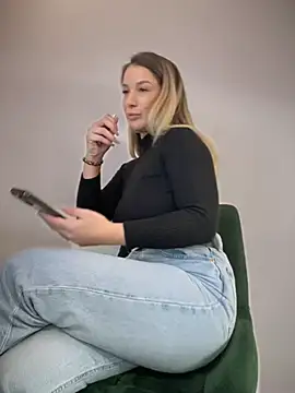 Snapshot of HotXMom chatting on January 27, 7:35 am HotXMom online show from January 27, 7:35 am