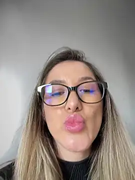 Snapshot of HotXMom chatting on January 28, 4:18 am HotXMom online show from January 28, 4:18 am