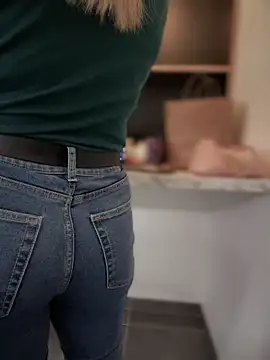 Snapshot of HotXMom chatting on January 31, 4:36 am HotXMom online show from January 31, 4:36 am