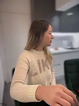 Snapshot of HotXMom chatting on February 3, 4:46 am HotXMom online show from February 3, 4:46 am