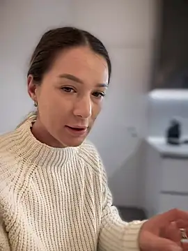 Snapshot of HotXMom chatting on February 4, 4:37 am HotXMom online show from February 4, 4:37 am