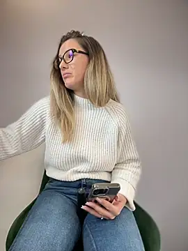 Snapshot of HotXMom chatting on February 4, 7:40 am HotXMom online show from February 4, 7:40 am