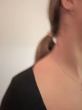 Snapshot of HotXMom chatting on February 7, 4:27 am HotXMom online show from February 7, 4:27 am