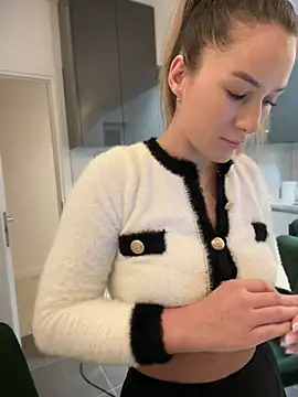 Snapshot of HotXMom chatting on February 8, 4:36 am HotXMom online show from February 8, 4:36 am