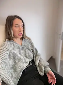 Snapshot of HotXMom chatting on February 10, 4:52 am HotXMom online show from February 10, 4:52 am