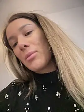 Snapshot of HotXMom chatting on February 18, 4:58 am HotXMom online show from February 18, 4:58 am