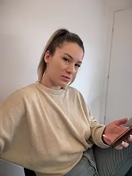 Snapshot of HotXMom chatting on February 21, 4:51 am HotXMom online show from February 21, 4:51 am