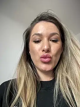 Snapshot of HotXMom chatting on February 25, 4:46 am HotXMom online show from February 25, 4:46 am