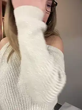 Snapshot of HotXMom chatting on March 1, 4:47 am HotXMom online show from March 1, 4:47 am