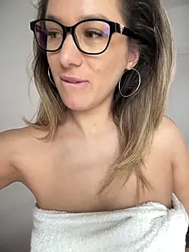 Snapshot of HotXMom chatting on March 1, 10:55 am HotXMom online show from March 1, 10:55 am