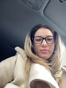 Snapshot of HotXMom chatting on March 3, 4:36 am HotXMom online show from March 3, 4:36 am