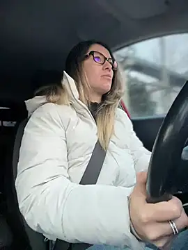 Snapshot of HotXMom chatting on March 4, 4:38 am HotXMom online show from March 4, 4:38 am