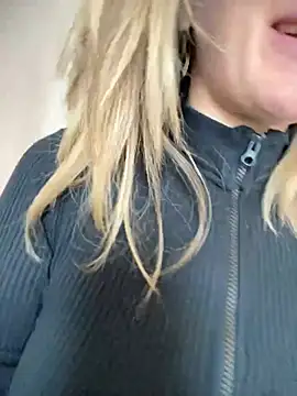 Snapshot of HotXMom chatting on March 4, 7:41 am HotXMom online show from March 4, 7:41 am