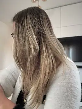 Snapshot of HotXMom chatting on March 6, 7:57 am HotXMom online show from March 6, 7:57 am