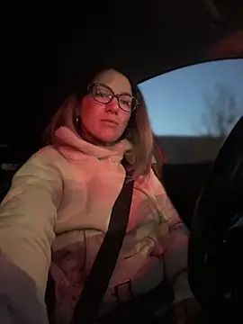 Snapshot of HotXMom chatting on March 7, 4:13 am HotXMom online show from March 7, 4:13 am