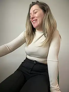 Snapshot of HotXMom chatting on March 7, 7:19 am HotXMom online show from March 7, 7:19 am