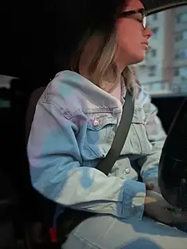 Snapshot of HotXMom chatting on March 10, 4:17 am HotXMom online show from March 10, 4:17 am