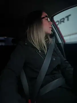 Snapshot of HotXMom chatting on March 12, 4:30 am HotXMom online show from March 12, 4:30 am