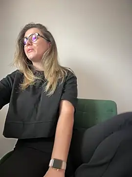 Snapshot of HotXMom chatting on March 12, 7:35 am HotXMom online show from March 12, 7:35 am