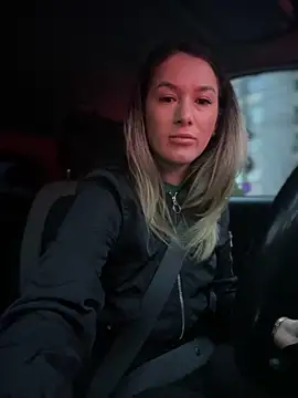 Snapshot of HotXMom chatting on March 13, 4:27 am HotXMom online show from March 13, 4:27 am