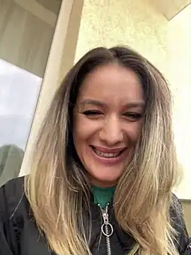 Snapshot of HotXMom chatting on March 13, 10:36 am HotXMom online show from March 13, 10:36 am