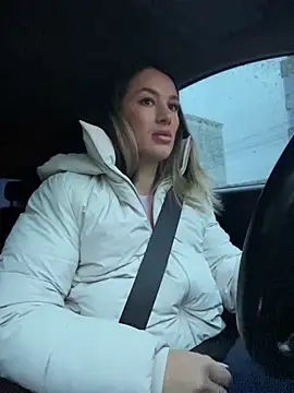 Snapshot of HotXMom chatting on March 17, 4:19 am HotXMom online show from March 17, 4:19 am