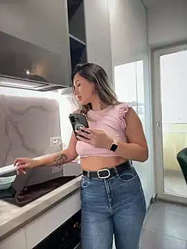 Snapshot of HotXMom chatting on March 17, 7:24 am HotXMom online show from March 17, 7:24 am