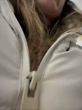 Snapshot of HotXMom chatting on March 17, 1:29 pm HotXMom online show from March 17, 1:29 pm