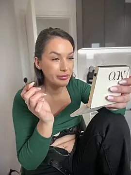 Snapshot of HotXMom chatting on March 19, 7:40 am HotXMom online show from March 19, 7:40 am