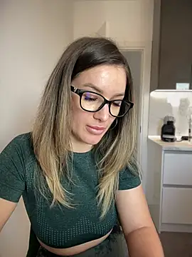 Snapshot of HotXMom chatting on March 20, 7:47 am HotXMom online show from March 20, 7:47 am