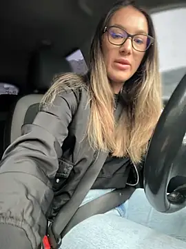 Snapshot of HotXMom chatting on September 12, 5:29 am HotXMom online show from September 12, 5:29 am