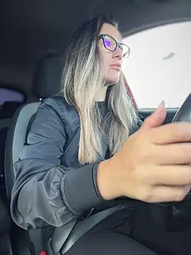 Snapshot of HotXMom chatting on September 18, 5:53 am HotXMom online show from September 18, 5:53 am