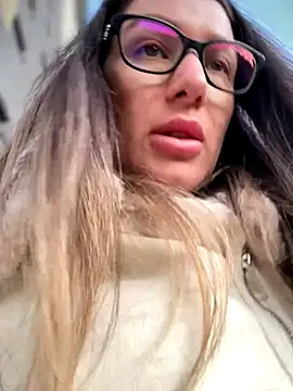 Snapshot of HotXMom chatting on September 27, 3:55 am HotXMom online show from September 27, 3:55 am