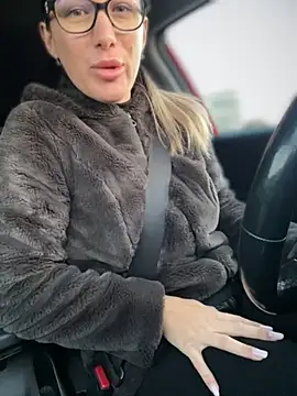 Snapshot of HotXMom chatting on September 28, 4:07 am HotXMom online show from September 28, 4:07 am