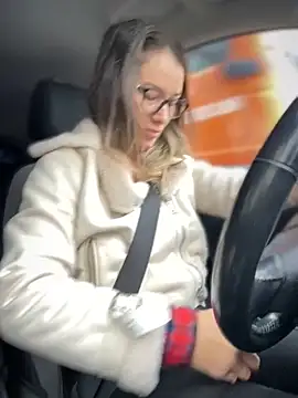 Snapshot of HotXMom chatting on October 3, 5:59 am HotXMom online show from October 3, 5:59 am