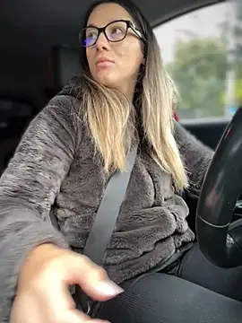 Snapshot of HotXMom chatting on October 6, 5:49 am HotXMom online show from October 6, 5:49 am